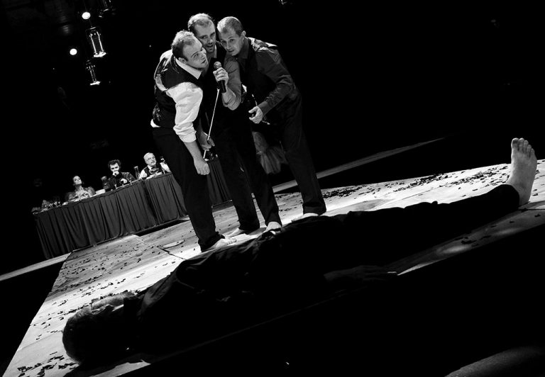 na zemi Pavel Novák, u mikrofonu Martin Tlapák, Jiří Hájek a Pavel Riedl, foto: Pavel Nesvadba - dziady-4