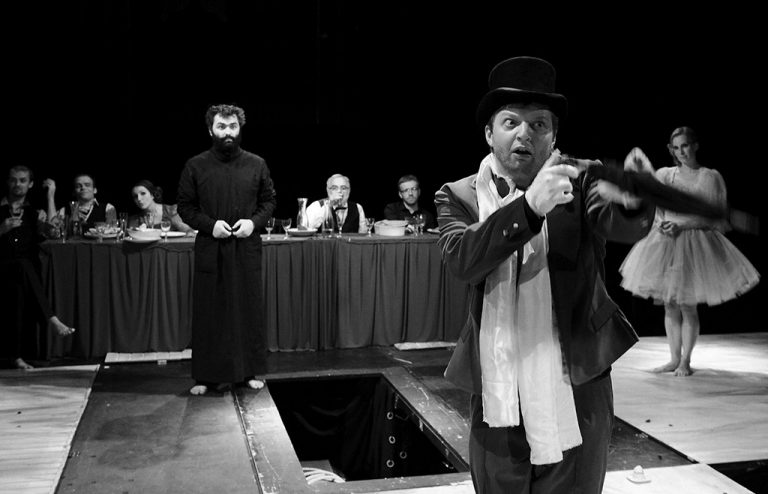 zleva u stolu: Jiří Š. Hájek, Martin Tlapák, Kateřina Dostalová, Miloš Maršálek, Pavel Novák,  stojící: Lukáš Riegr, Michal Isteník, Kamila Zetelová, foto: Pavel Nesvadba - dziady-6