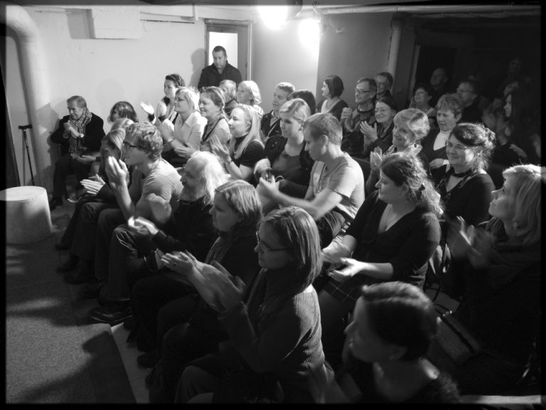 Představení Zahradní slavnosti - zahájení provozu pražského studia Divadla Na tahu, 4. listopadu 2011. Foto: Petr Rýgr - natahu04