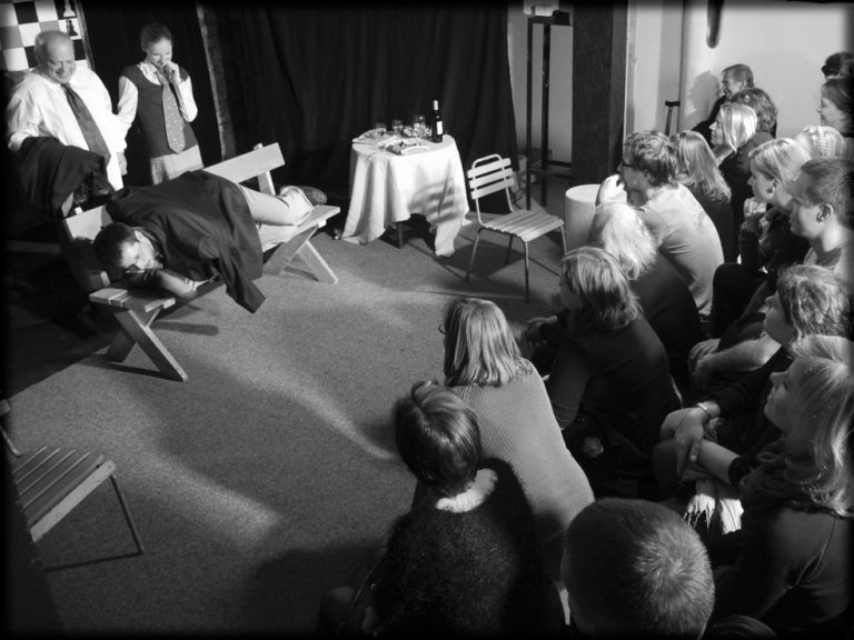 Představení Zahradní slavnosti - zahájení provozu pražského studia Divadla Na tahu, 4. listopadu 2011. Foto: Petr Rýgr - natahu07