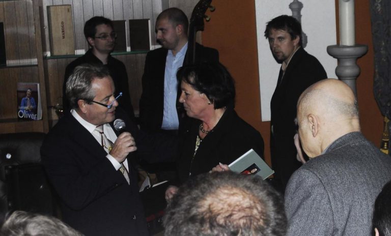 křest knihy - Soňa Kodetová, Alexander Hemala, zády stojící Ivan Mládek - sk-2