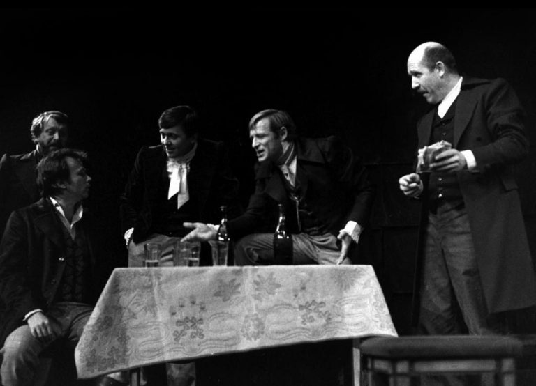 J. Zahajský, R. Hrušínský ml., J. Abrhám, J. Kodet, P. Nárožný / autor: Miroslav Pokorný - spol-hratzu-lctzi-eitzu-l-foto-5