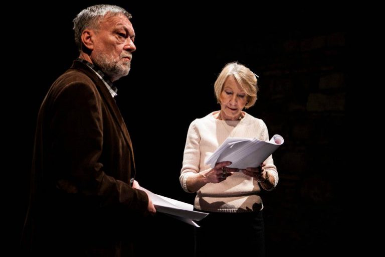 Proti pokroku: Dušan Sitek a Daniela Kolářová, foto: Divadlo Letí - 537031-442814185785185-116805349-n