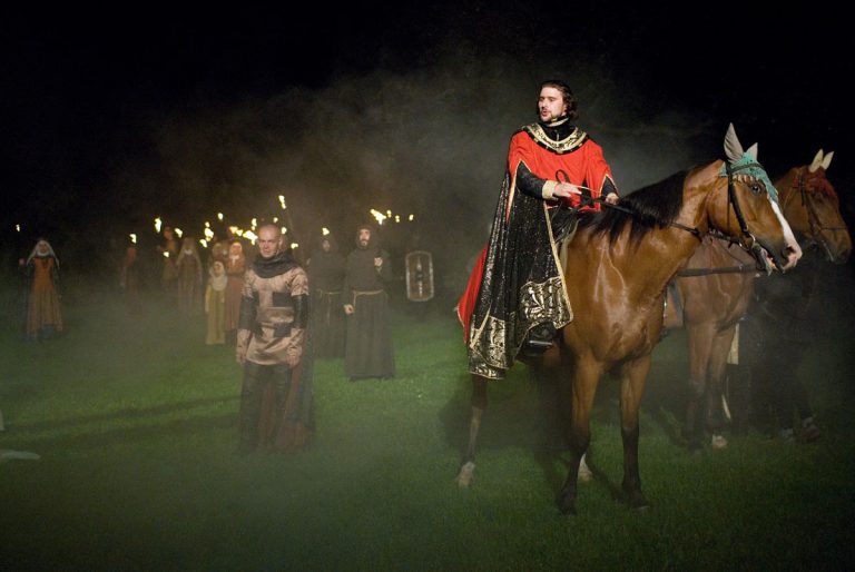 s Tomášem Drápelou v Robinu Hoodovi (Otáčivé hlediště Český Krumlov, zdroj: Jihočeské divadlo) - 1212996603188-03