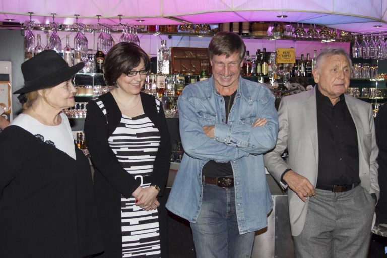 křest knihy (Gabriela Vránová, Renáta Novotná, Václav Vydra, Jiří Menzel) - 2014-11-6774-kopie