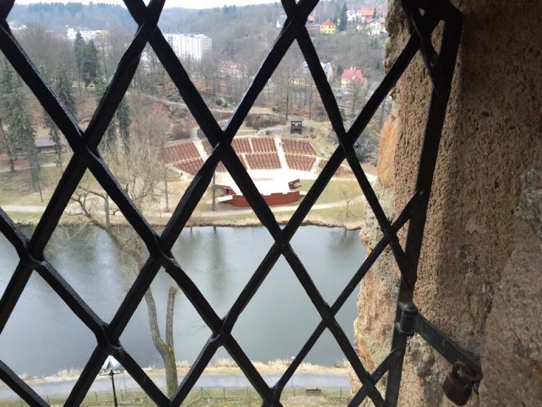 opačný pohled - z hradu na amfiteátr (zdroj: Facebook LKL) - 11034168-623970247746737-8559164654261771538-n