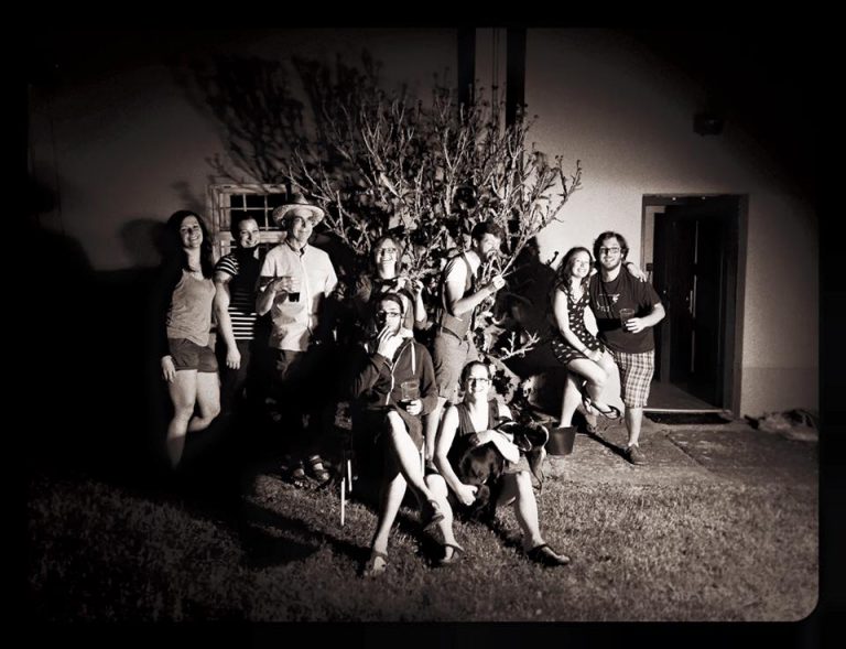 Kromě zachování tradic je třeba vytvářet nové. Letos to bylo focení v různých skupinkách s obřím bodlákem na zahradě Šrámkova domu (foto: facebook) - 11222012-852141621508172-1260077331384137113-n