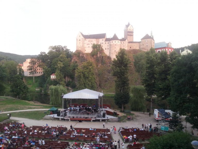 17.7. - hlediště před koncertem (kapacita je až 1800 diváků) - 20150717-203853