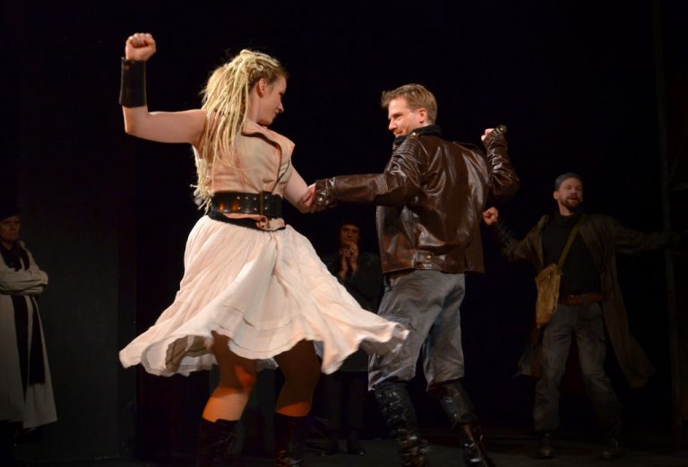 Balada pro banditu se hrála ve čtvrtek 16.7. na hradním nádvoří (zdroj: festivalloket.cz) - balada-dsc-3786-1024x695