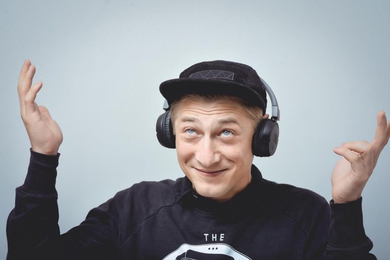 Jacob Erftemeijer (foto: Alena Hrbková) - 1-jacob-erftemeijer-predstavitel-eliase-obdareneho-fenomenalnim-sluchem-foto-alena-hrbkova-repro-zdarma