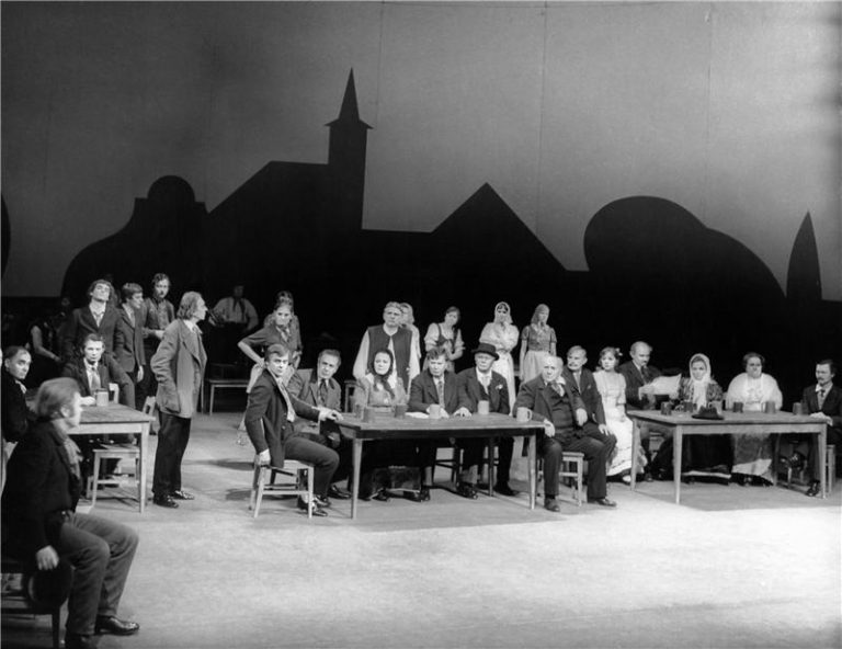 1979 - scéna - e6c9a73b57c3459a82b5d1b84a5a0e79