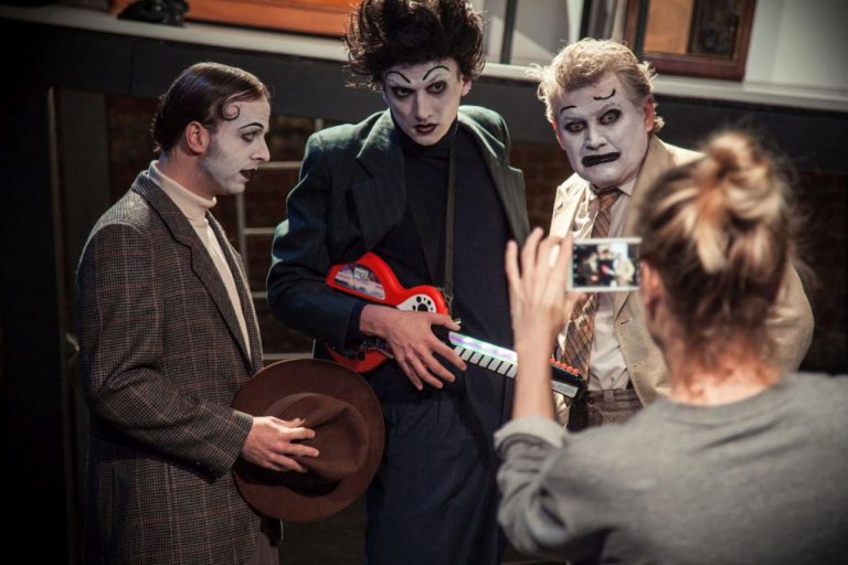 Matěj Anděl, Jan Mansfeld, Miroslav Hanuš (foto: Jakub Jíra) - 2-matej-andel-jako-voskovec-jan-mansfeld-coby-posel-miroslav-hanus-v-roli-jana-wericha-foto-jakub-jira-repro-zdarma