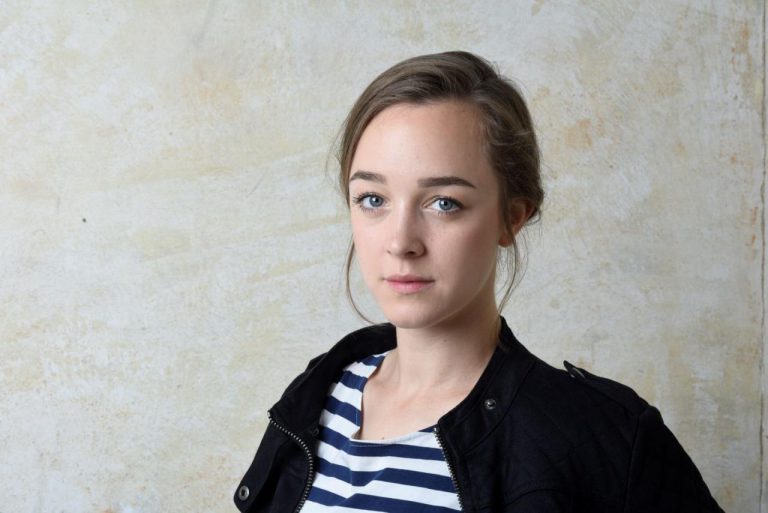 Denisa Barešová (foto: Alena Hrbková) - 3-denisa-baresova-se-ve-hre-hadry-kosti-kuze-objevi-ve-dvojroli-jany-werichove-a-kateriny-holanove-foto-alena-hrbkova-repro-zdarma