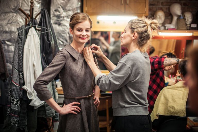 5-andrea-bursova-jako-zdena-werichova-s-autorkou-kostymu-a-sceny-evou-jirikovskou-foto-jakub-jira-repro-zdarma.jpg