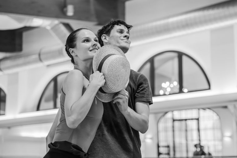Radka Zvonařová, Ondřej Vinklát (foto: Sergej Gherciu) - leonce-a-lena-ondrej-vinklat-radka-zvonarova-foto-sergej-gherciu-2