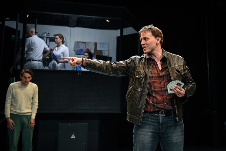 Přelet nad kukaččím hnízdem (foto: M. Hančovský) - prelet-nad-kukaccim-hnizdem-disk-foto-m