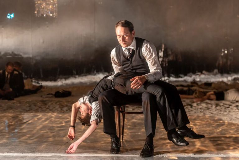 Der Boxer, Thalia Theater - dfnj-boxer-thalia-theater-foto-krafft-angerer-10-nahled