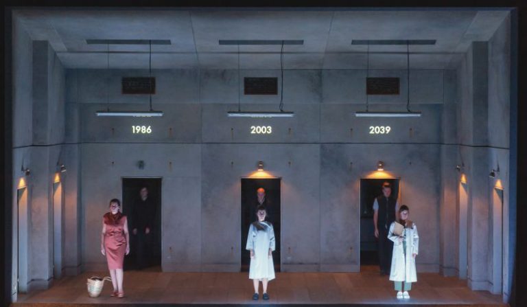 Anatomie sebevraždy - pdfnj-1-anatomie-sebevrazdy-deutsches-schauspielhaus-in-hamburg-foto-stephen-cummiskey-nahled