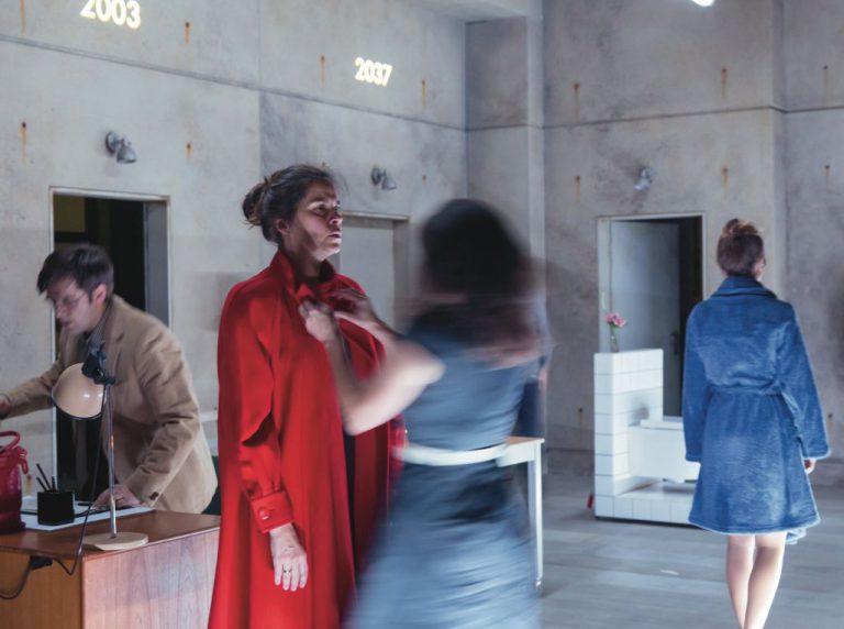 Anatomie sebevraždy - pdfnj-anatomie-sebevrazdy-deutsches-schauspielhaus-in-hamburg-12-foto-stephen-cummiskey-nahled