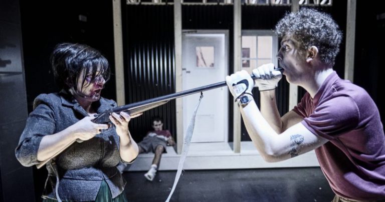 Funny Games (foto: Martin Špelda) - pdfnj-funny-games-cinoherni-studio-usti-foto-martin-spelda-1802-nahled