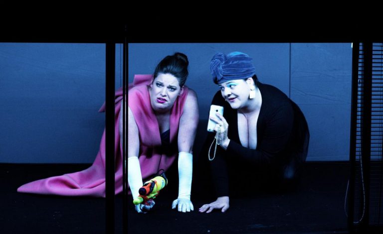 (foto: Alena Hrbková) - 1-natalie-rehorova-a-natasa-bednarova-v-inscenaci-zabijejte-popirace-klimatickych-zmen-foto-alena-hrbkova