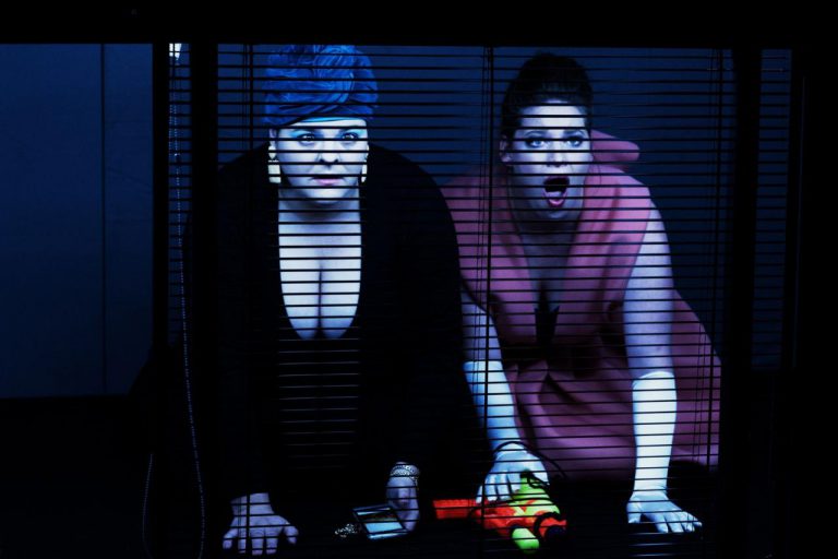 (foto: Alena Hrbková) - 12-natasa-bednarova-a-natalie-rehorova-v-inscenaci-zabijejte-popirace-klimatickych-zmen-foto-alena-hrbkova