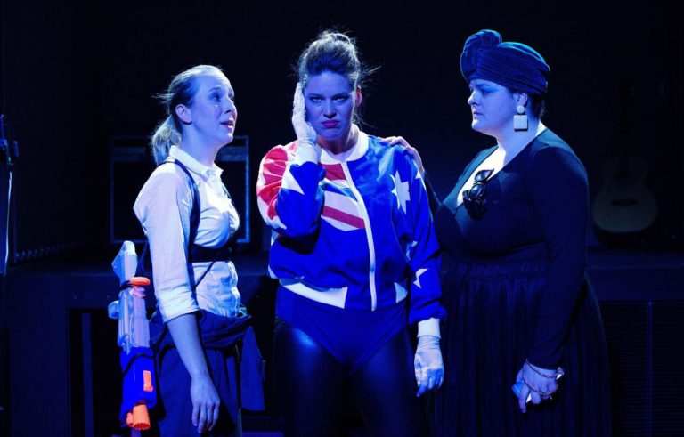 (foto: Alena Hrbková) - 3-marie-stipkova-natalie-rehorova-a-natasa-bednarova-v-inscenaci-zabijejte-popirace-klimatickych-zmen-foto-aena-hrbkova