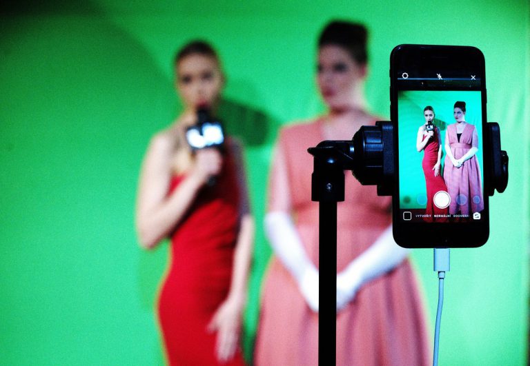 (foto: Alena Hrbková) - 4-lucia-cizinska-a-natalie-rehorova-v-inscenaci-zabijejte-popirace-klimatickych-zmen-foto-alena-hrbkova