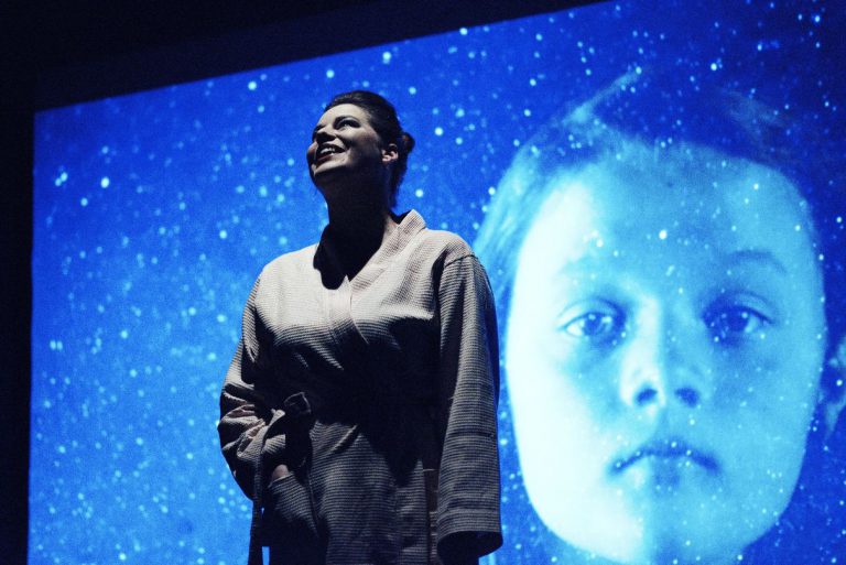 (foto: Alena Hrbková) - 5-natalie-rehorova-v-inscenace-zabijejte-popirace-klimatikych-zmen-foto-alena-hrbkova