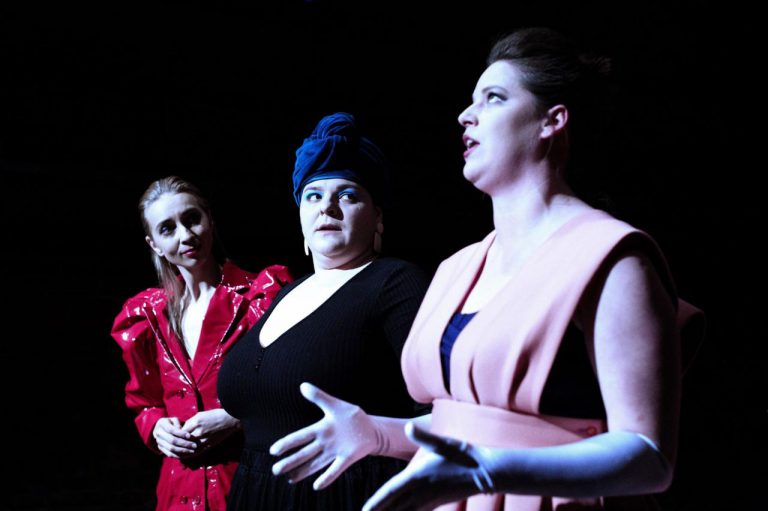 (foto: Alena Hrbková) - 7-lucia-cizinska-natasa-bednarova-natalie-rehorova-v-inscenaci-zabijejte-popirace-klimatickych-zmen-foto-alena-hrbkova