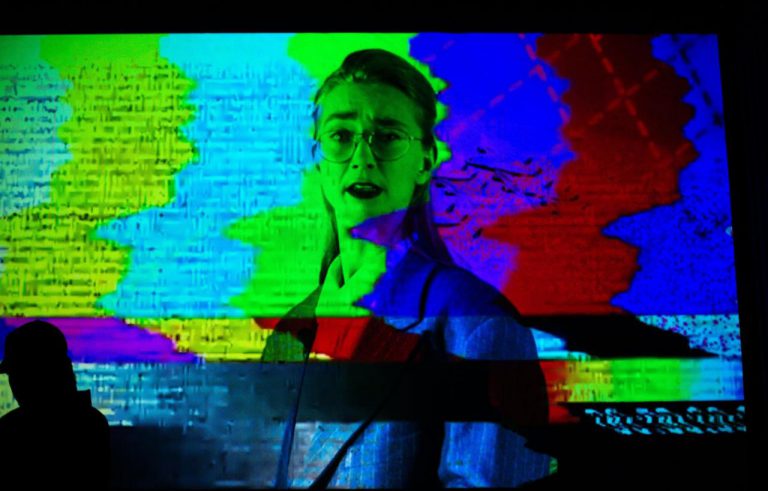 (foto: Alena Hrbková) - 8-lucia-cizinska-v-inscenaci-zabijejte-popirace-klimatickych-zmen-foto-alena-hrbkova