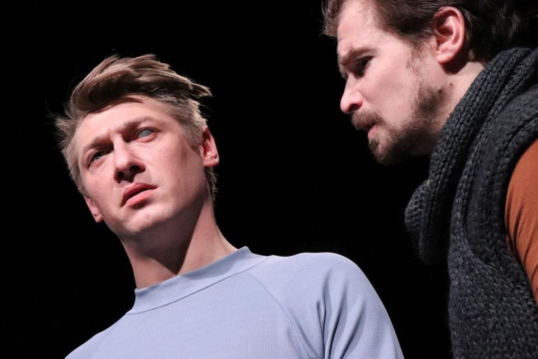 Jacob Erftemeijer, Petr Buchta (foto: Richard Moučka) - 3-sd-ai-kdyz-robot-pise-hru-herci-jacob-erftemeijer-a-petr-buchta-foto-richard-moucka