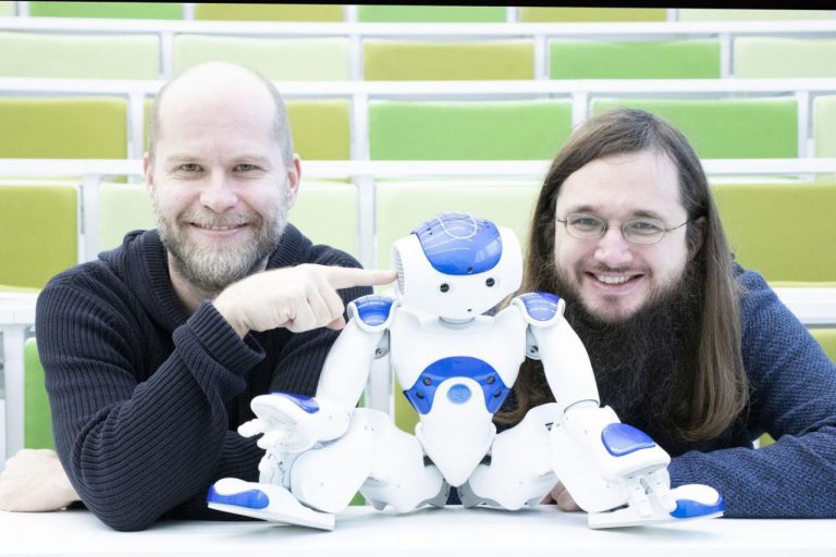 Daniel Hrbek, Rudolf Rosa - 7-reziser-hry-ai-kdyz-robot-pise-hru-daniel-hrbek-autonomni-programovatelny-humanoidni-robot-a-pocitacovy-lingvista-rudolf-rosa-foto-richard-moucka