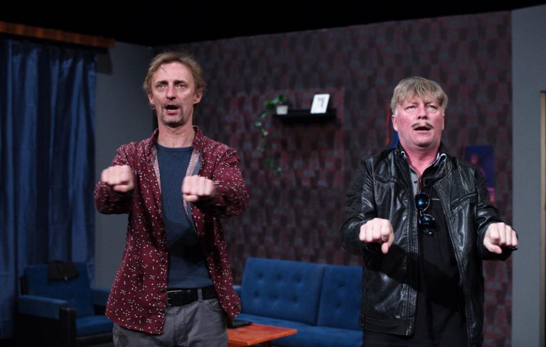 Smrt mu sluší (foto: Alena Hrbková) - 2-smrt-mu-slusi-kamil-halbich-s-michalem-dlouhym-foto-alena-hrbkova