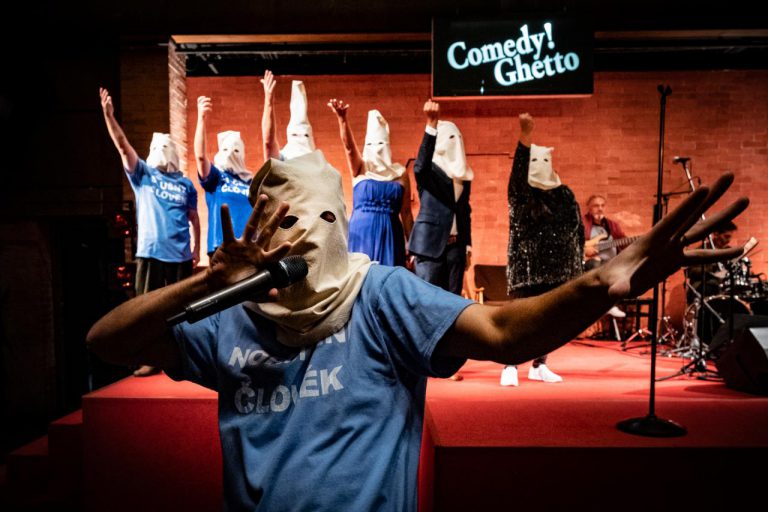 Gádžové jdou do nebe (foto: David Konecny) - gadzove-jdou-do-nebe-01-foto-david-konecny-husa-na-provazku