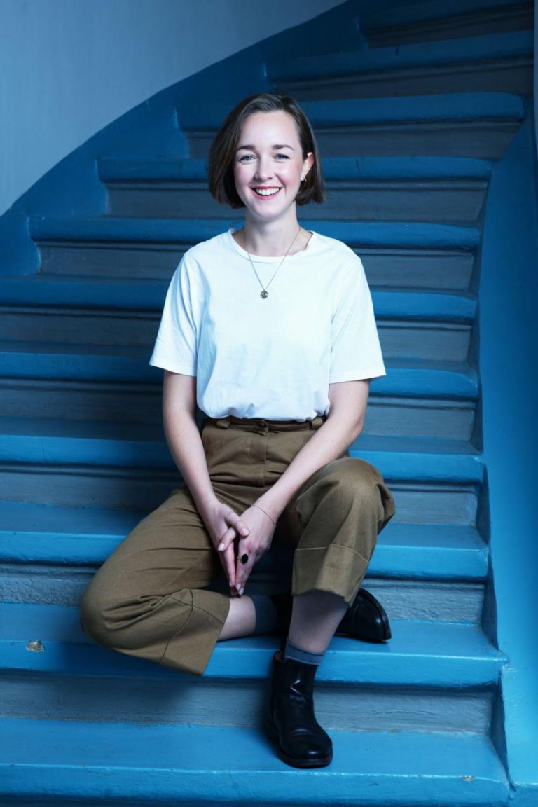 (foto: Alena Hrbková) - 5-denisa-baresova-na-schodech-svandova-divadla-foto-alena-hrbkova