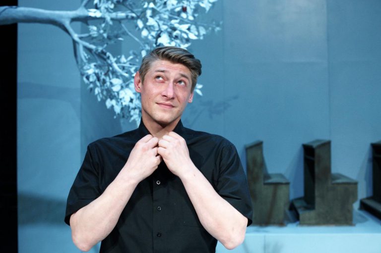 (foto: Alena Hrbková) - 1-jacob-erftemeijer-v-inscenaci-adamova-jablka-foto-alena-hrbkova