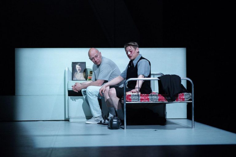 (foto: Alena Hrbková) - 4-robert-jaskow-a-jacob-erftemeijer-v-inscenaci-adamova-jablka-foto-alena-hrbkova