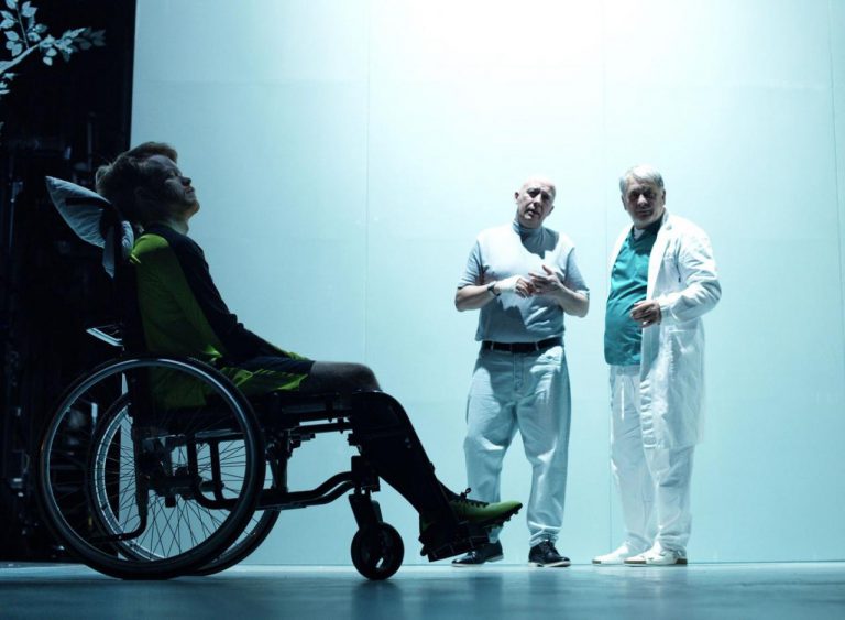 (foto: Alena Hrbková) - 5-marek-frnka-robert-jaskow-a-miroslav-hruska-v-inscenaci-adamova-jablka-foto-alena-hrbkova