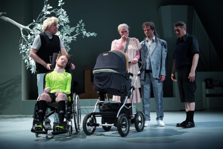 (foto: Alena Hrbková) - 6-robert-jaskow-marek-frnka-bohdana-pavlikova-matej-andel-a-jacob-erftemeijer-v-inscenaci-adamova-jablka-foto-alena-hrbkova