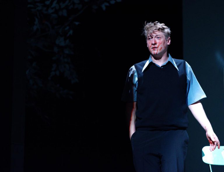 (foto: Alena Hrbková) - 7-jacob-erftemeijer-v-inscenaci-adamova-jablka-foto-alena-hrbkova