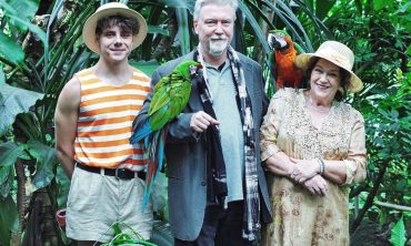 1_-herec-antonin-holub_reziser_radovan_lipus_herecka-jitka-smutna-inscenace-ptaci-zvirata-a-moji-pribuzni-_archiv_divadla_mana