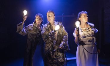 1_anežka-šťastná-marie-štípková-a-anna-grundmanová-v-inscenaci-trojanky-ukrajinské-režisérky-anny-turlo-ve-švandově-divadle_foto-patrik-borecký