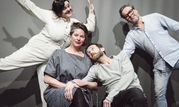 1_nataša-bednářová-a-tomáš-petřík-dole-natálie-řehořová-a-jan-grundman-v-komedii-ecce-homo-homolka-ve-švandově-divadle_foto-michal-hančovský