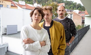 2-nµhled_est˝edn°-trojici-ztv†rn°-aneska-euastn†-jej°ho-milence-si-zahraje-mark-kristi†n-hochman-a-jakub-tvrd°k-ztv†rn°-evina-mansela-samka_foto-richard-mouuka