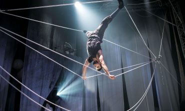 cirkus-cirkör_-knitting-peace_foto_mats-bäcker_