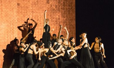 SYM-PHONIE-MMXX_Choreographie-Sasha-Waltz_Musik-Georg-Friedrich-Haas_Kostueme-Bernd-Skodzig_Ensemble_6-min