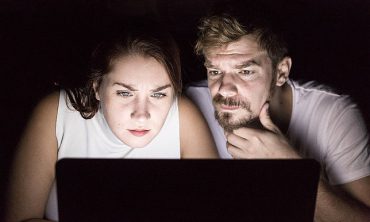 Trollové mezi námi. Švandovo divadlo uvedlo hru o dezinformacích. - titulka18